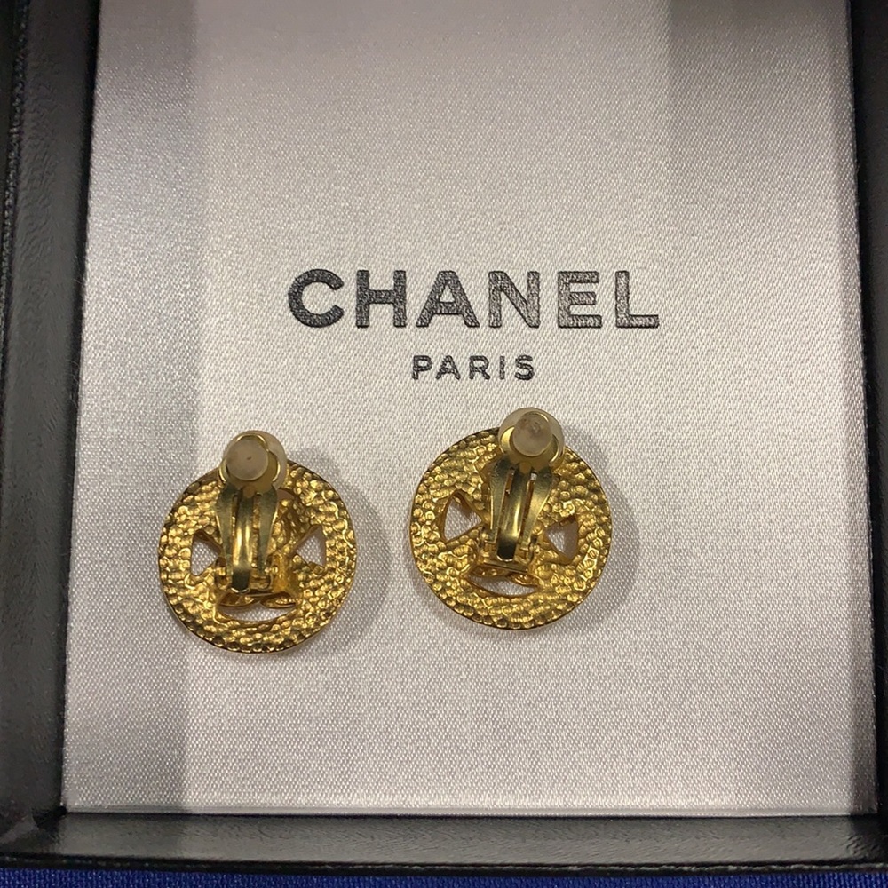 Vintage Chanel monogram Gold Plated Button CC earrings from 1996 - Picture 2 of 5